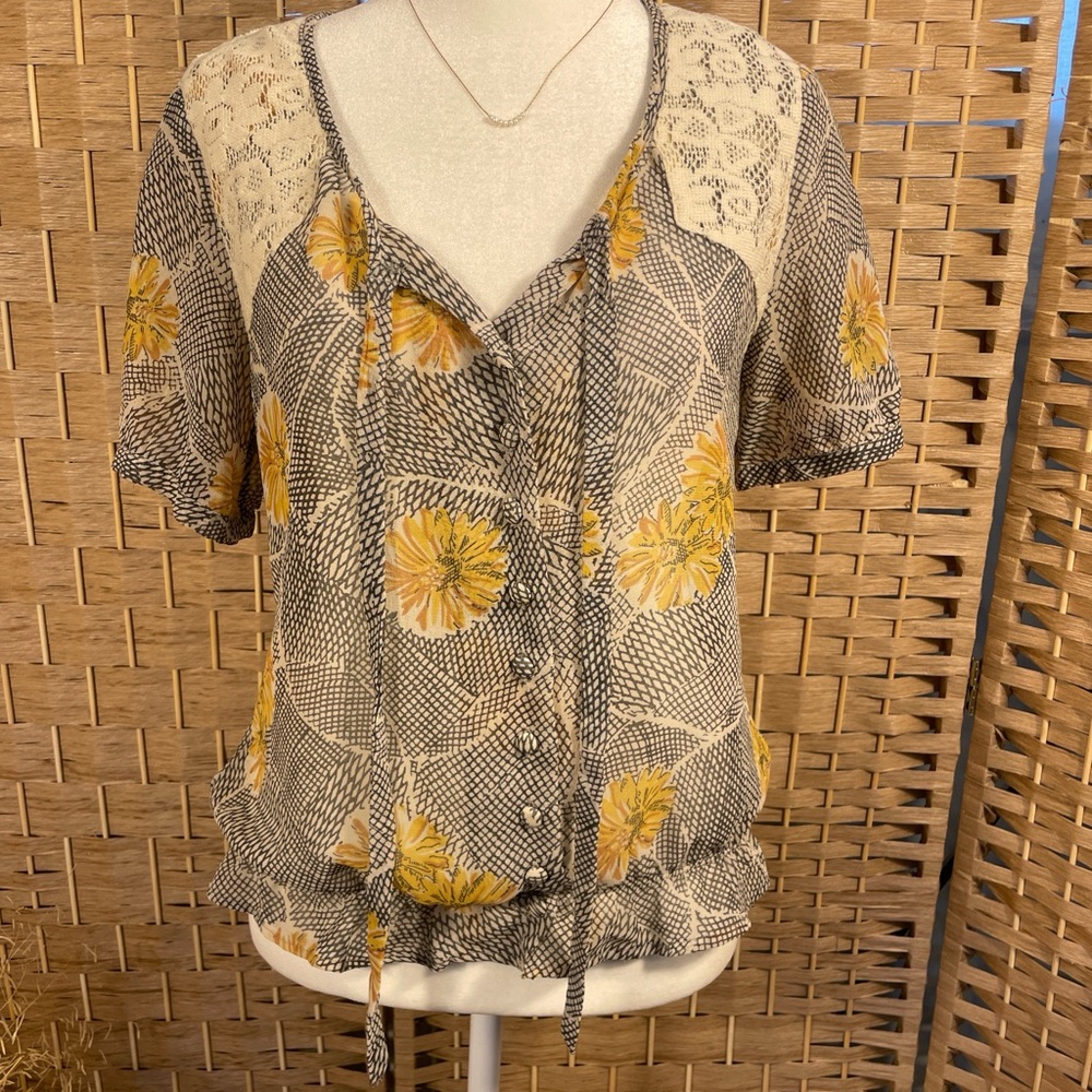 Floral Lace-Trim Drawstring Blouse in Yellow and Cream